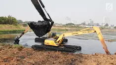Petugas dengan menggunakan alat berat  mengeruk endapan lumpur di Waduk Ria Rio, Pedongkelan, Pulogadung, Jakarta, Sabtu (30/9). Pengerukan ini dilakukan untuk mengatasi pendangkalan. (Liputan6.com/Angga Yuniar)