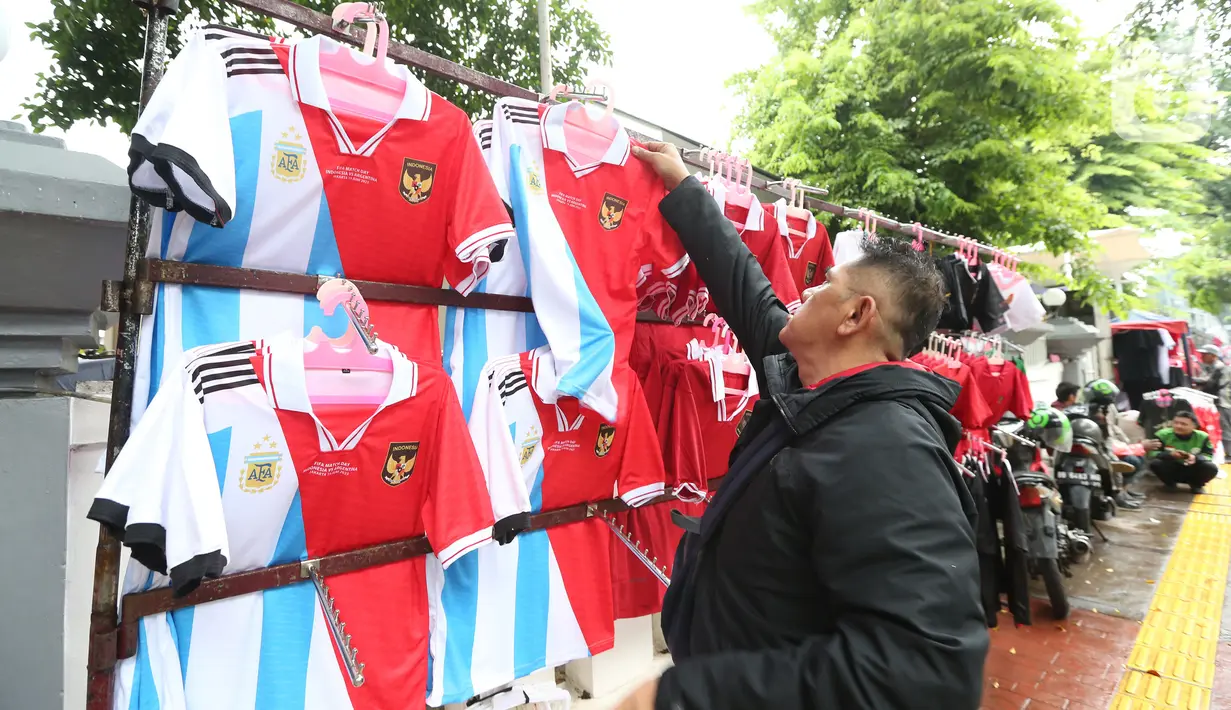 <p>Pedagang menyusun jersey di sekitar Stadion Utama Gelora Bung Karno (SUGBK), Senayan, Jakarta hari Senin (19/06/2023). Sejumlah pedagang pernak-pernik bertebaran di sekitar SUGBK jelang pertandingan Timnas Indonesia Vs Argentina. (Bola.com/Muhammad Iqbal Ichsan)</p>