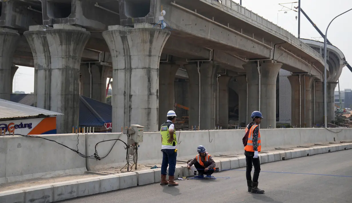 Adapun akses jalan yang bisa dilintasi kendaraan umum masih belum selesai dibangun. (AP Photo/Dita Alangkara)