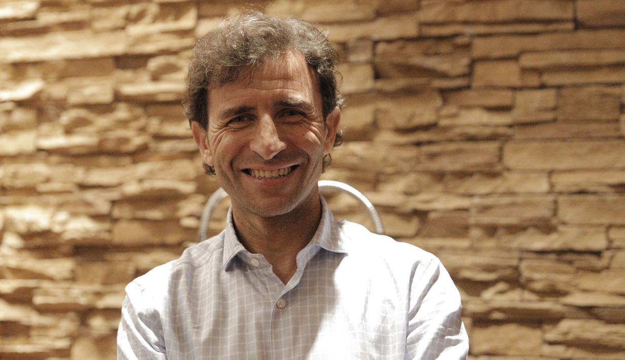 Mantan pelatih Timnas Indonesia, Luis Milla, usai bertemu dengan PSSI di New World Manila Bay Hotel, Jumat malam (29/11). Pelatih asal Spanyol itu memberikan presentasi tentang rencananya untuk Timnas Indonesia. (Bola.com/Zulfirdaus Harahap)