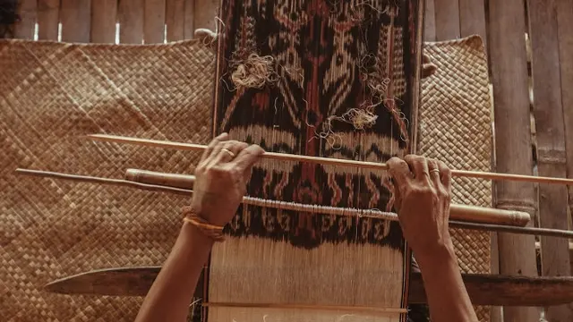 Seperti Jaga Anak, Tenun Sumba Harus Tidur Dahulu Saat Dibuat