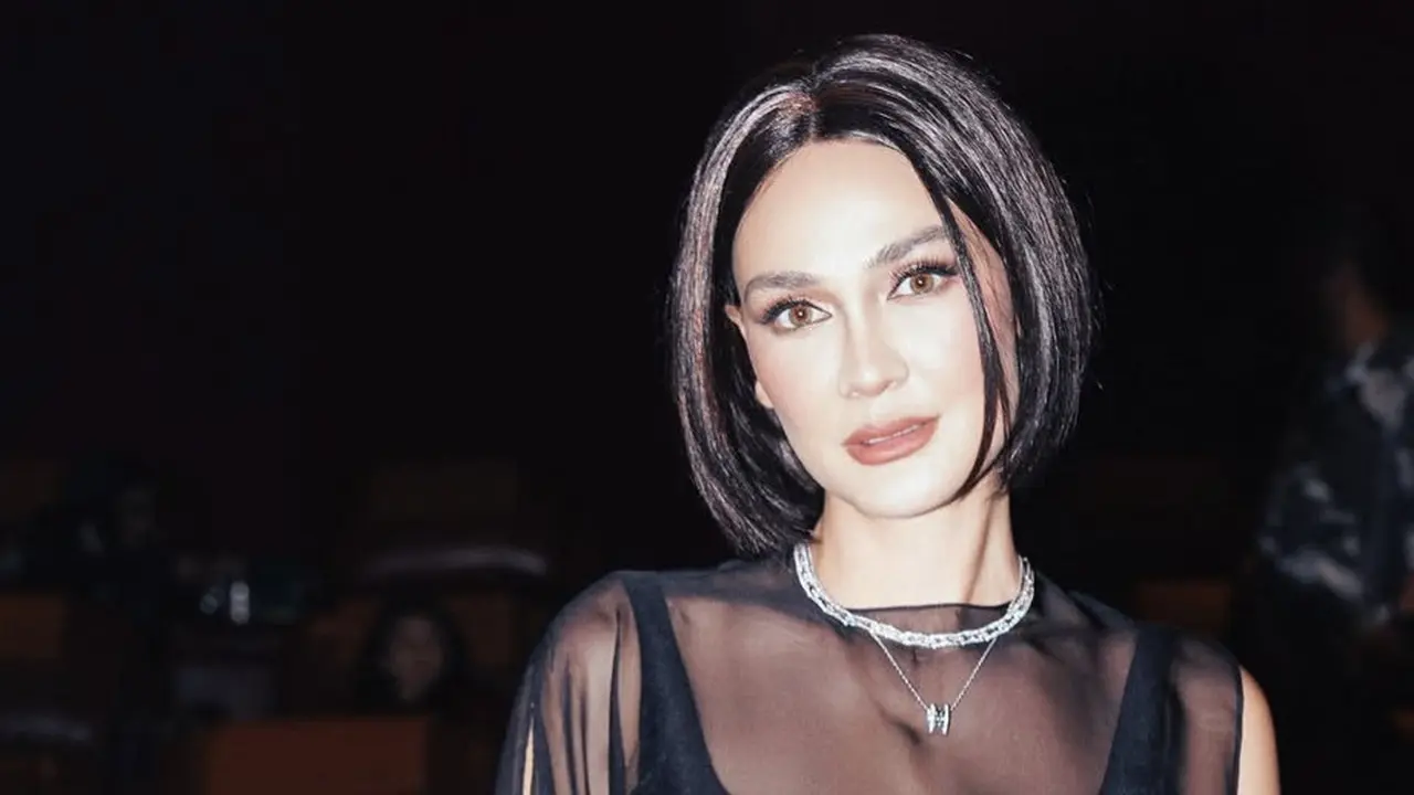 Luna Maya di Premier Film Sukma dengan gaya rambut terbaru yang bikin pangling. [@lunamaya/@winstongomez]