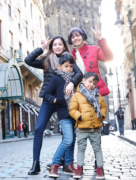 Tak hanya kebersamaan yang singkat, namun banyak pula kebersamaan Bunga Zainal dan Kareena Kaur saat menjalani liburan bersama. Liburan kali ini keluarga Bunga Zainal mengunjungi Praha, Republik Ceko. (Liputan6.com/IG/@bungazainal05)