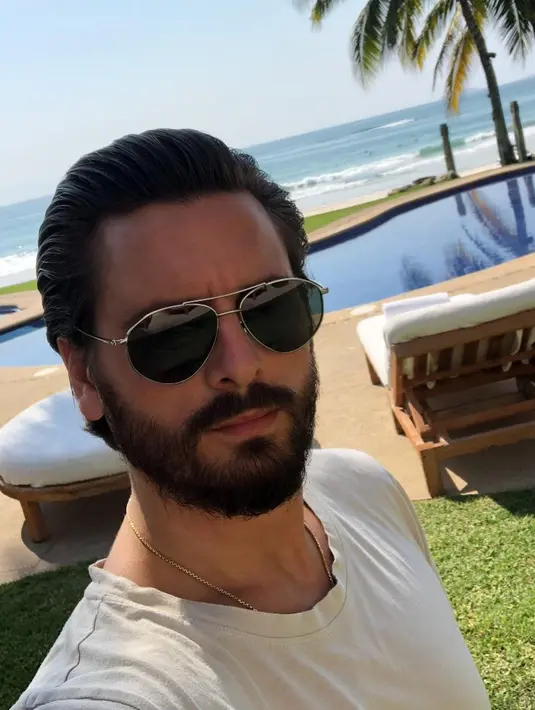 Ini potret mantan Kourtney Kardashian saat tengah bersantai dan berlibur. (instagram/letthelordbewithyou)