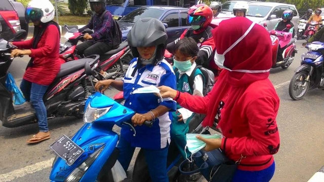 Kabut asap selimuti Aceh, aktivis perempuan bagikan 1.000 masker
