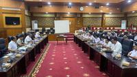Audiensi DPRD Serang dengan guru honorer. (Antara)