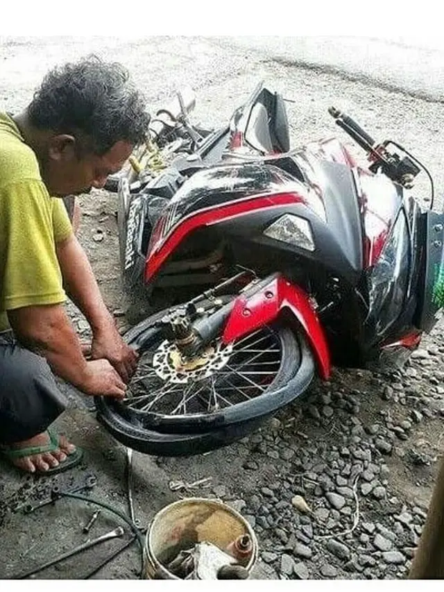 Tingkah Nyeleneh Tukang Tambal Ban Ini Bikin Tepuk Jidat