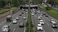 Kendaraan melintas di jalan tol dalam kota di kawasan Tanjung Barat, Jakarta, Sabtu (2/1/2016). Kondisi lalu lintas ramai lancar akibat banyaknya warga yang belum kembali usai berlibur di luar kota. (Liputan6.com/Immanuel Antonius)