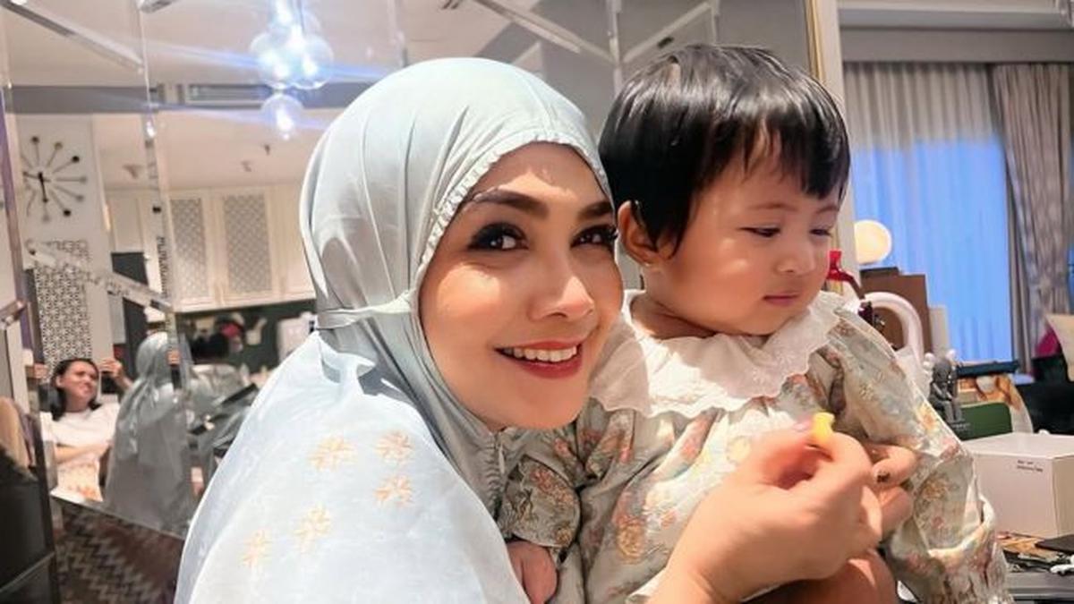 4 Potret Rieta Amilia Momong dan Suapi Baby Lily, Nenek dan Cucu Super Kompak