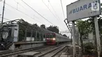 Kereta melintasi Stasiun Buaran lama yang sudah tidak beroperasi di Jakarta, Selasa (8/10/2019). Stasiun Buaran lama yang saat ini sudah usang belum juga dilakukan pembongkaran oleh pihak terkait. (merdeka.com/Iqbal Nugroho)