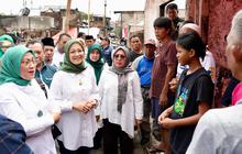 Momen Istri Cak Imin Ditemani Ida Fauziyah Sambangi Korban Kebakaran di Kemayoran