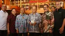 Putra almarhum Presiden ke-3 RI BJ Habibie Ilham Akbar Habibie (tengah) foto bersama dengan sejumlah pengurus PWI seusai penyerahan anugerah Bapak Kemerdekaan Pers Indonesia kepada almarhum BJ Habibie di Jakarta, Senin (16/9/2019). (Liputan6.com/Angga Yuniar)