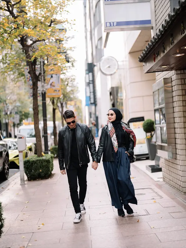 Gaya Zaskia Sungkar di Maternity Shoot Kehamilan Anak Kedua, Kompak Bergaya Edgy Pakai Jaket Kulit dengan Irwansyah