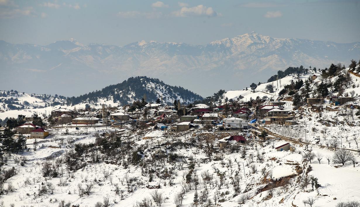 Pemandangan umum rumah yang runtuh di desa Buyuknacar di Kahramanmaras, Turki, Rabu, 15 Februari 2023. Lebih dari 35.000 orang tewas di Turki akibat gempa minggu lalu, menjadikannya bencana paling mematikan sejak negara itu didirikan 100 tahun lalu. (AP Photo/Emrah Gurel)