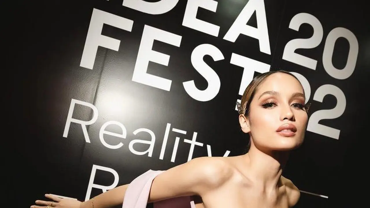 Tampilan ‘Mahal’ Cinta Laura Pakai Jepit Rambut Seharga Rp10 Ribuan