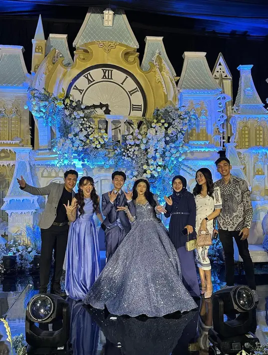 Acara yang digelar di Purwodadi, Jawa Tengah ini berlangsung meriah dan dihadiri para sahabat yang bertugas menjadi bridesmaid, salah satunya Happy Asmara. [@happy_asmara77]