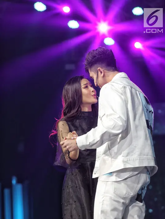 Pemain sinetron Siapa Takut Jatuh Cinta, Varrel Bramasta dan Natasha Wilona saat menampilkan drama musikal dalam malam puncak Hut SCTV ke-28, Tangerang, Jumat (24/8). Tema Hut ke-28 SCTV adalah The Greatest Celebration. (Liputan6.com/Faizal Fanani)