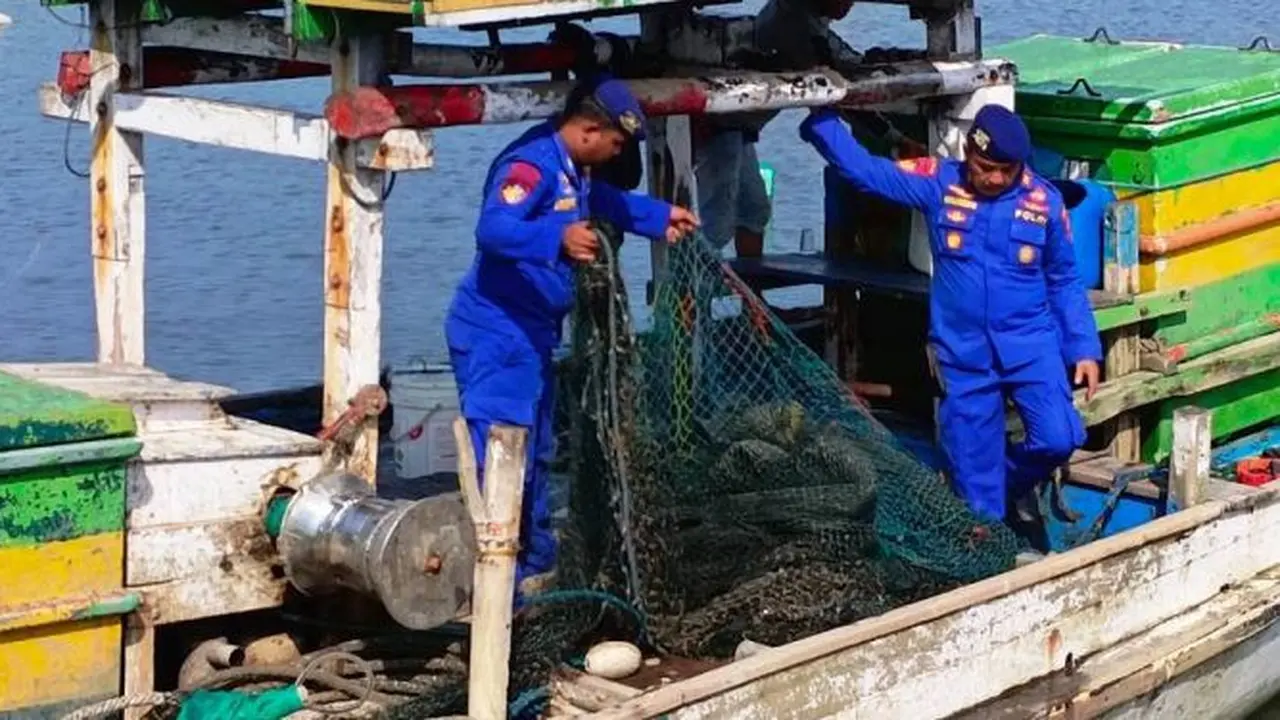 Satpolairud Polres Situbondo memeriksa kapal gunakan candrang untuk menangkap ikan di wilayah perairan Situbondo (Istimewa)