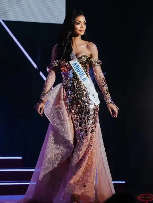 Wakil Angola, Teresa Sara mengenakan gaun berkilauan karya Helio Couture. Gaun dengan detail ribuan embroidery kristal membuatnya juga masuk ke kategori top 7 best evening gown. [@teresasara_]