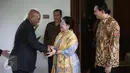 Presiden RI ke lima Megawati Soekarnoputri (tengah) berjabat tangan dengan Presiden Afrika Selatan Jacob Zuma di kediamaan Megawati, Jakarta, Rabu (8/3). (Liputan6.com/Faizal Fanani)