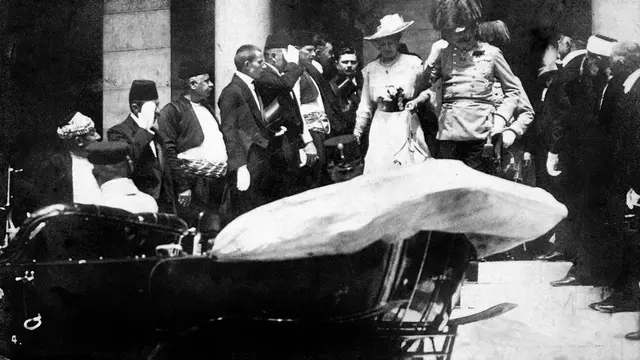 Putra mahkota Austria-Hungaria Archduke Franz Ferdinand dan istrinya Sophie bersiap memasuki mobil Graf & Stift double phaeton 