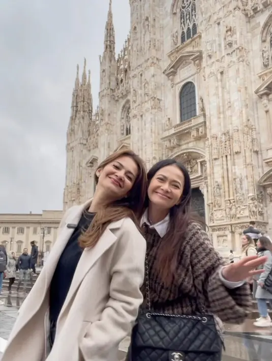 Hubungan keduanya makin dekat karena keduanya juga kerap mendapatkan proyek yang sama. Baik saat pemotretan bareng, iklan, syuting sinetron hingga membawakan program bersama. [Instagram/ersamayori]