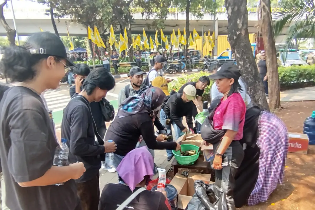 Sejumlah ibu-ibu berdiri sambil memegang karton bertuliskan "Makan dan minuman gratis". Mereka mendukung aksi massa yang mengikuti aksi peringatan darurat di depan gedung DPR, Kamis (22/8/2024).