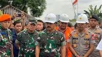 Panglima TNI Marsekal Hadi dan Kapolri Jenderal Pol Idham Azis meninjau Gardu Induk PLN Kembangan, Jakarta Barat, Jumat (3/1/2019). (Istimewa)