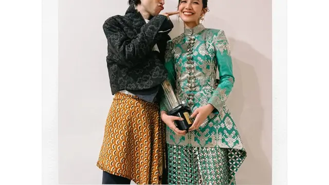 Raih Pemeran Utama Perempuan Terbaik, Sheila Dara Tampil Memukau dengan Songket Bali di FFI 2025