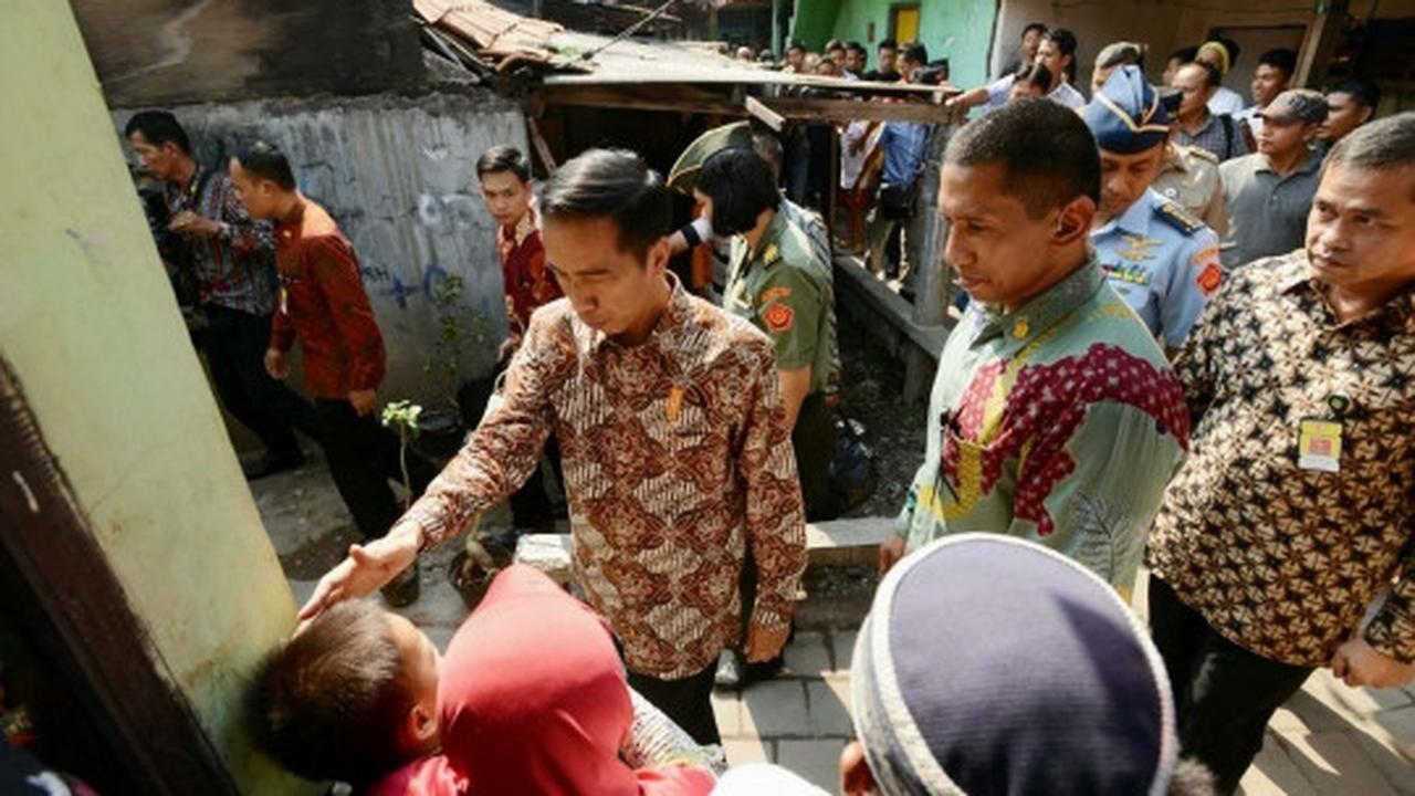 Presiden Jokowi bagi-bagi sembako di Kedoya