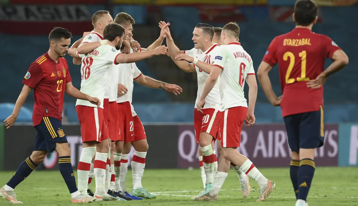 Timnas Spanyol hanya bermain imbang 1-1 saat menghadapi Polandia dalam laga matchday kedua Grup E Euro 2020 (Euro 2021) di La Cartuja Stadium, Sevilla, Minggu (20/6/2021) dini hari WIB. Dengan hasil ini, semua tim di Grup E masih berpeluang lolos ke babak 16 Besar.  (Foto: AP/Pool/Lluis Gene)