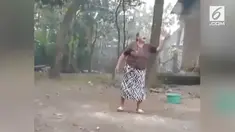 Kejadian lucu sekaligus memprihatinkan saat seorang nenek bermain bulu tangkis dan jatuh tersungkur.