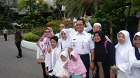 Gubernur DKI Jakarta Anies Baswedan melayani warga yang ingin berfoto saat akan menuju ke Monas untuk hadir di reuni 212.. (Liputan6.com/Putu Merta Surya Putra)