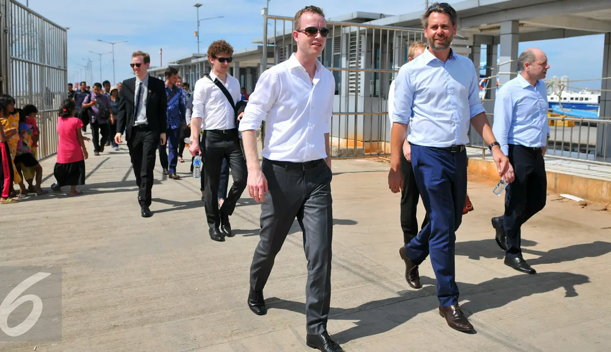 Menteri Lingkungan dan Pangan Denmark, Esben Lunde Larsen bersama stafnya saat mengunjungi Muara Angke, Jakarta, Senin (11/4/2016). Kedatangan Esben untuk melihat kondisi sampah di pinggiran Pantai Muara Angke. (Liputan6.com/Yoppy Renato)