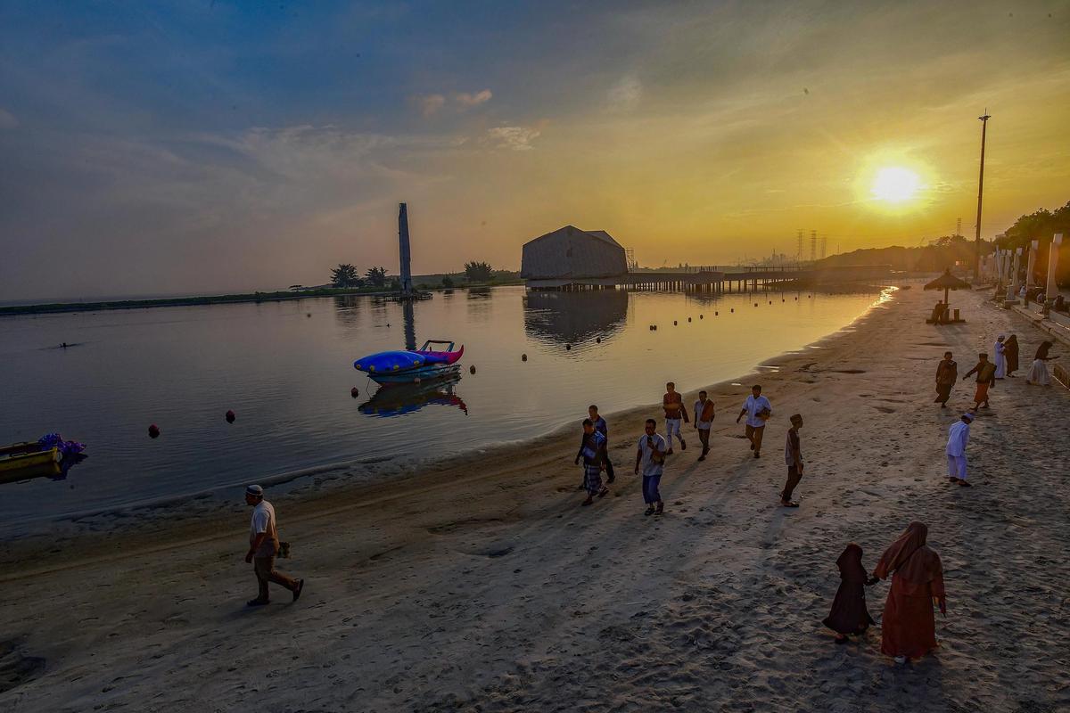 FOTO: Shalat Iduladha di Tepi Pantai Ancol Berlangsung Khidmat