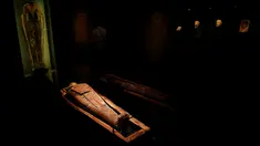 Mumi berusia 2.200 tahun dipajang di Museum Israel, Yerusalem, Rabu (27/7). Mumi Mesir berjenis kelamin pria berusia 30-40 tahun itu bernama "Iret-hor-r-u", yang berarti "Pelindung Mata Horus". (REUTERS/Ronen Zvulun)