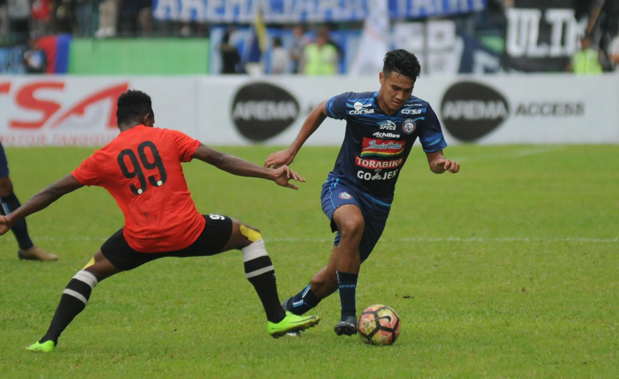 Gelandang muda Arema, M. Rafli, mencetak gol perdana semenjak bergabung dengan tim Singo Edan. (Bola.com/wan Setiawan)