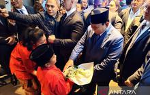 Momen Haru! Prabowo di New York Disambut Meriah Diaspora, Anak-anak Berpakaian Adat Beri Bunga