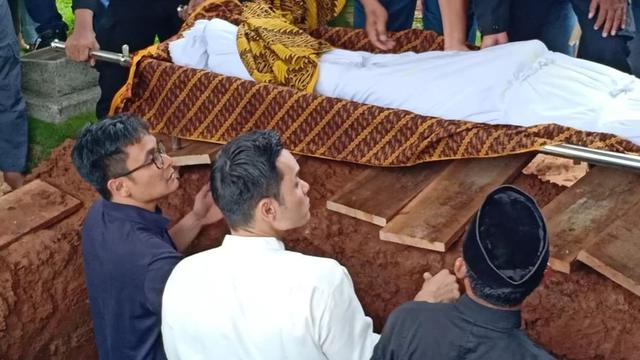 Ben Kasyafani di Pemakaman Jenazah Ayahanda