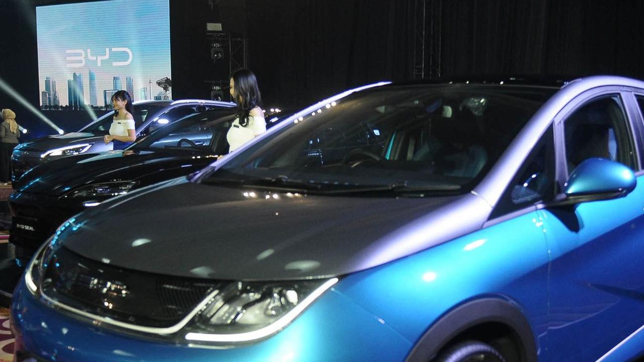 Raksasa otomotif asal China, Build Your Dreams (BYD) akhirnya resmi memulai petualangan barunya di pasar otomotif Indonesia. Hal itu ditandai dengan peluncuran mobil listrik yang akan dipasarkan di RI, pada Kamis (18/1/2024).