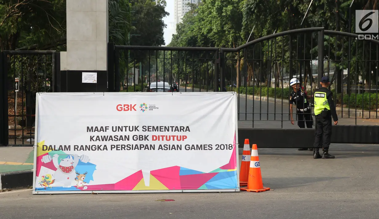 Petugas keamanan berjaga di Pintu Masuk 10 Kawasan Gelora Bung Karno, Jakarta, Jumat (20/7). Untuk memperlancar proses persiapan Asian Games 2018, kawasan GBK kembali ditutup untuk umum. (Liputan6.com/Helmi Fithriansyah)