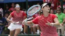 Ganda putri Indonesia, Beatrice Gumulya, berusaha mengembalikan bola saat melawan wakil Thailand pada laga final SEA Games 2019 di Tennis Court Rizal Memorial Sports Complex, Manila Sabtu (7/12). Indonesia menang dengan skor 6-3 dan 6-3. (Bola.com/ M Iqbal Ichsan)