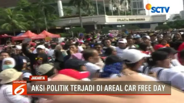 Kelompok pengguna kaos #2019gantipresiden sempat melambai-lambaikan uang kertas ratusan ribu rupiah kepada kelompok pendukung Presiden Joko Widodo dua periode.