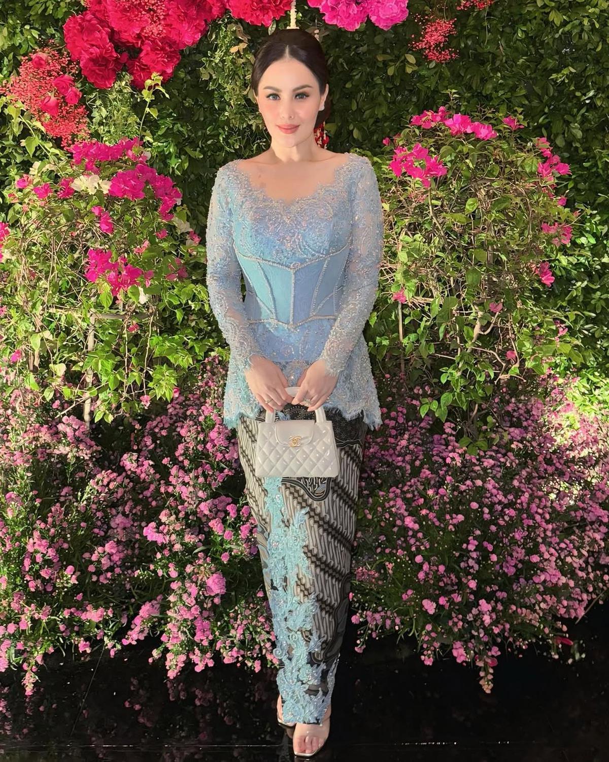 7 Potret Jennifer Dunn saat Kondangan, Tampil Elegan - Perlihatkan Kebersamaan dengan Anak dan Suami