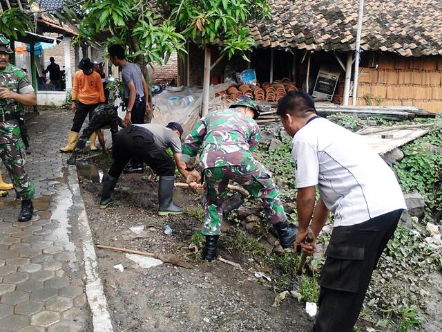 Gotong Royong Bersihkan Sisa Banjir Cirebon Regional Liputan6 Com