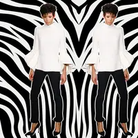 Inspirasi memadupadankan atasan bell sleeve ala street styler. (Image: vogue.com. DI: Muhammad Iqbal Nurfajri)