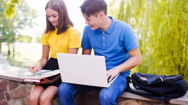 Cara mengirim tugas lewat email (Foto: freepik)