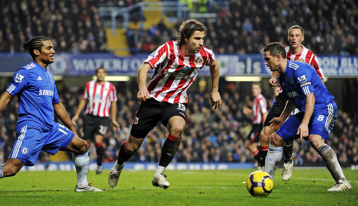 3. Chelsea - The Blues tumbang kala bertemu tim papan bawah, Sunderland pada tahun 2010. Mirisnya lagi tim yang kala itu diasuh Carlo Ancelotti kalah kalah di kandang 0-3 dan takluk di tandang 1-2. (AFP/Adrian Dennis)