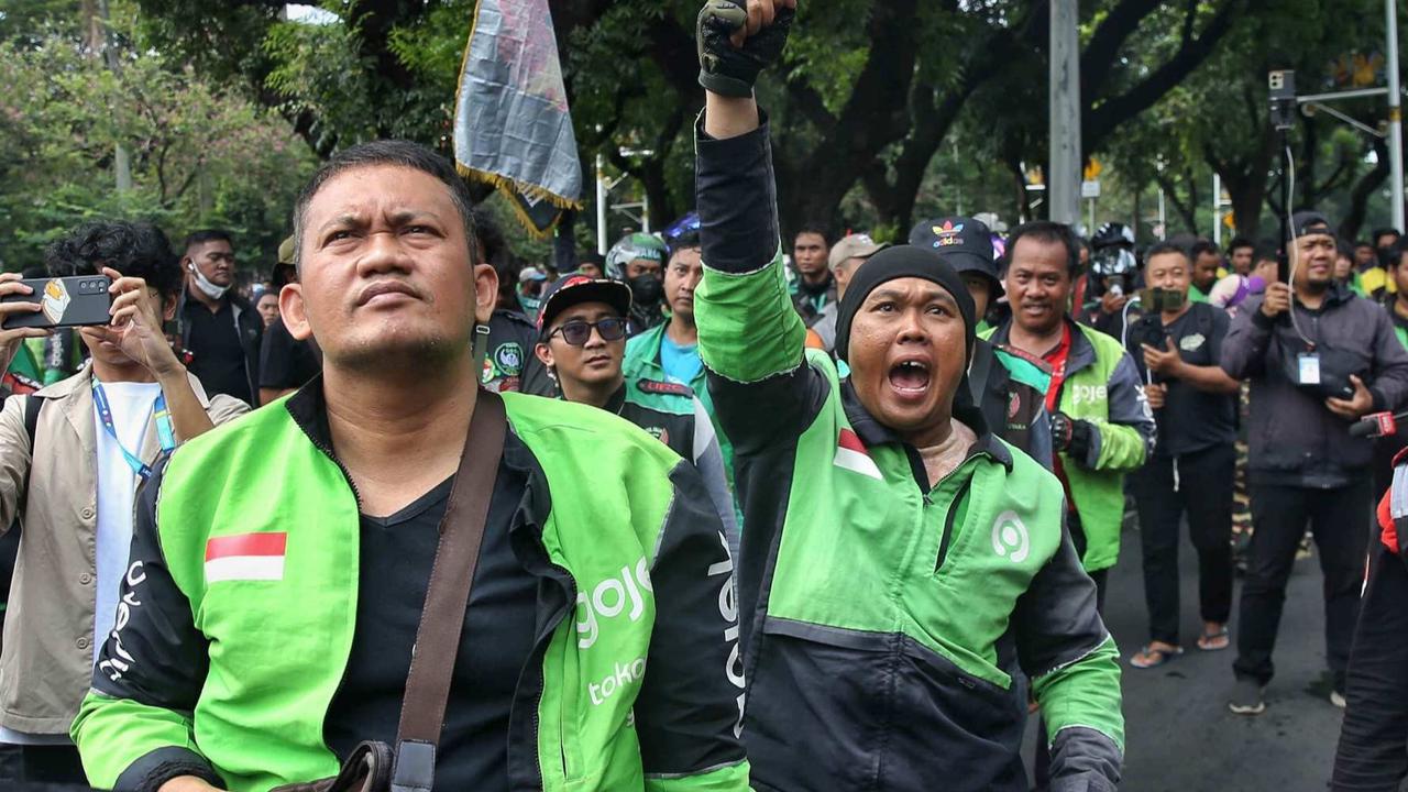 VIDEO: Demo Besar-besaran Driver Ojol Memanas Bakar Ban di Sekitar Istana