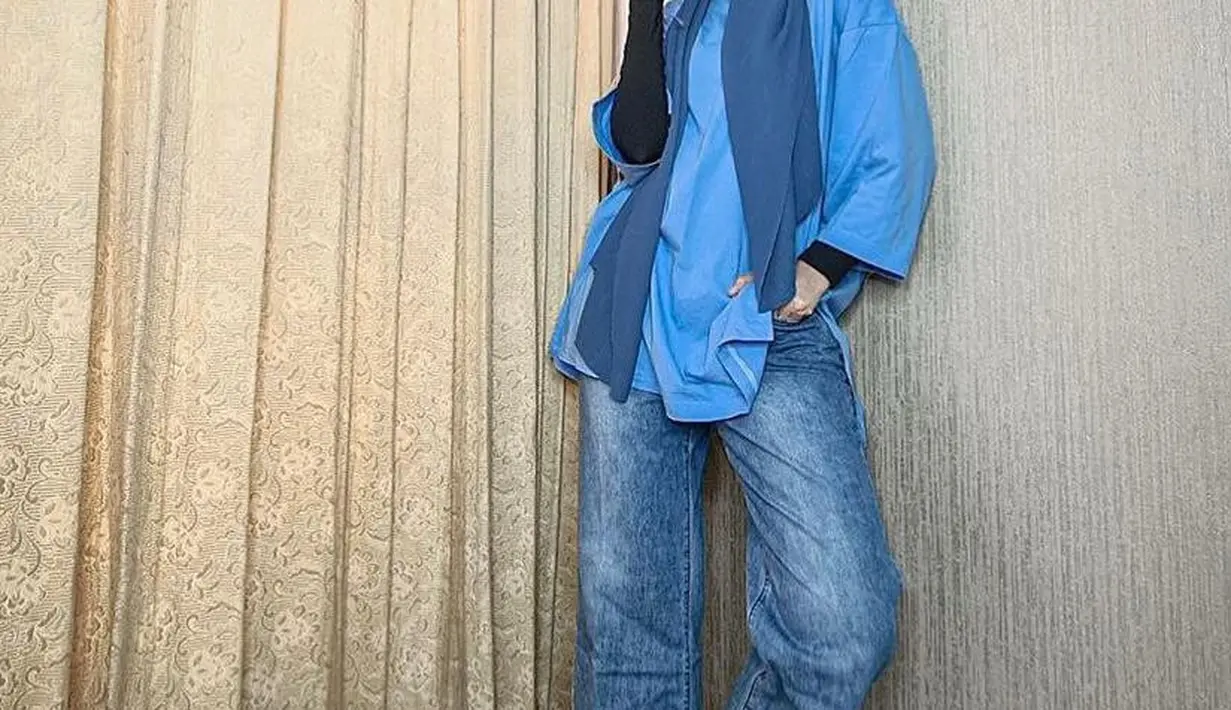 Paduan oversized t-shirt, inner hitam dan loose denim pants memberikan kesan boyish look yang kece. (Instagram/zeezeeshahab).